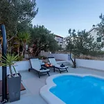 Compelx With Detached House And Spacious بيت للعطل