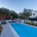 Compelx With Detached House And Spacious