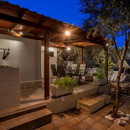 Compelx With Detached House And Spacious