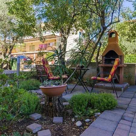 Compelx With Detached House And Spacious בית נופש