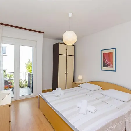 Compelx With Detached House And Spacious בית נופש