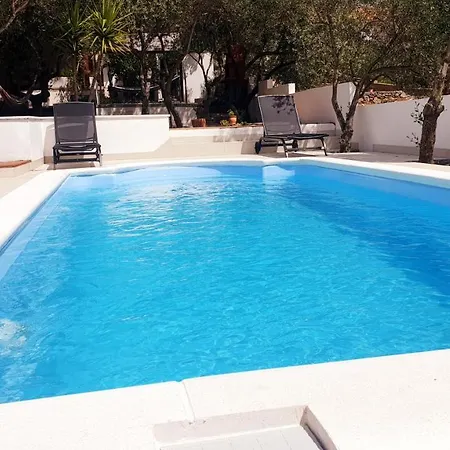 Compelx With Detached House And Spacious *
