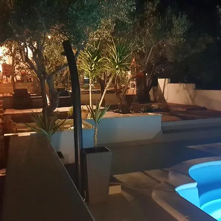 Compelx With Detached House And Spacious בית נופש *