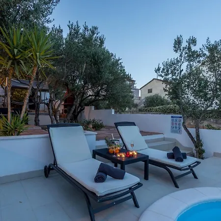 Compelx With Detached House And Spacious *