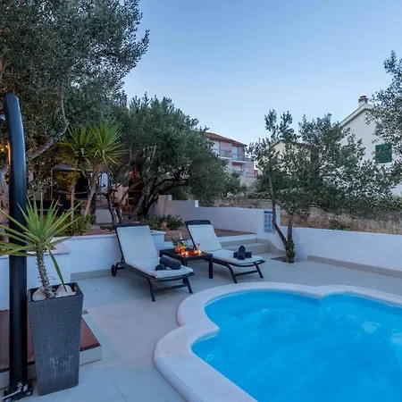 Compelx With Detached House And Spacious בית נופש