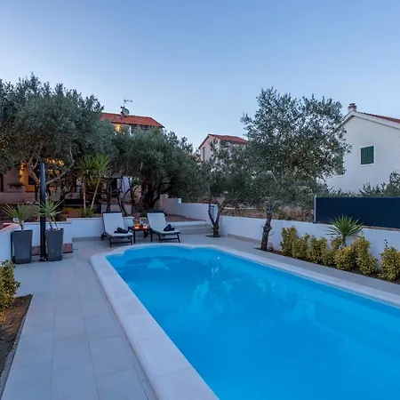 Compelx With Detached House And Spacious