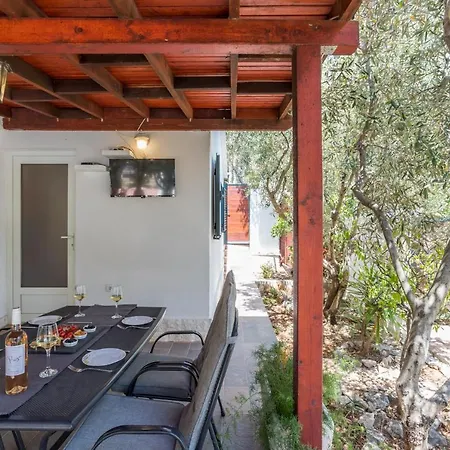Compelx With Detached House And Spacious