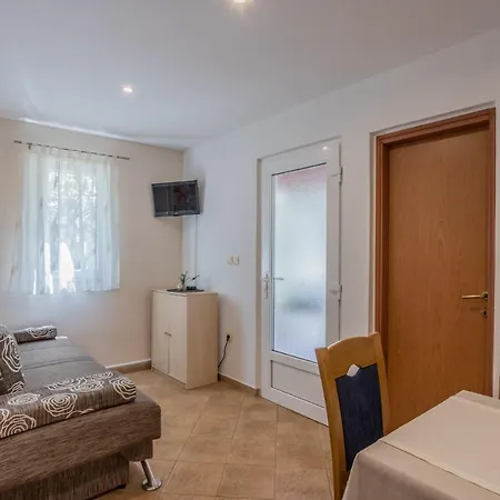 Compelx With Detached House And Spacious סטארי גראד