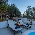 Compelx With Detached House And Spacious *
