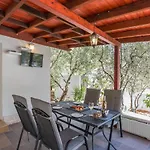 Compelx With Detached House And Spacious Сasa de vacaciones *