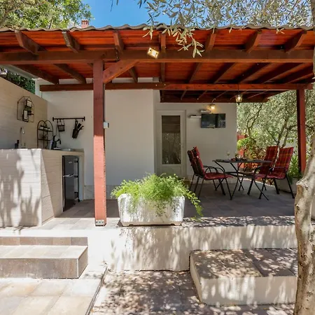 Compelx With Detached House And Spacious Сasa de vacaciones *
