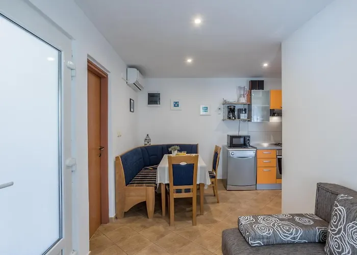 Compelx With Detached House And Spacious
